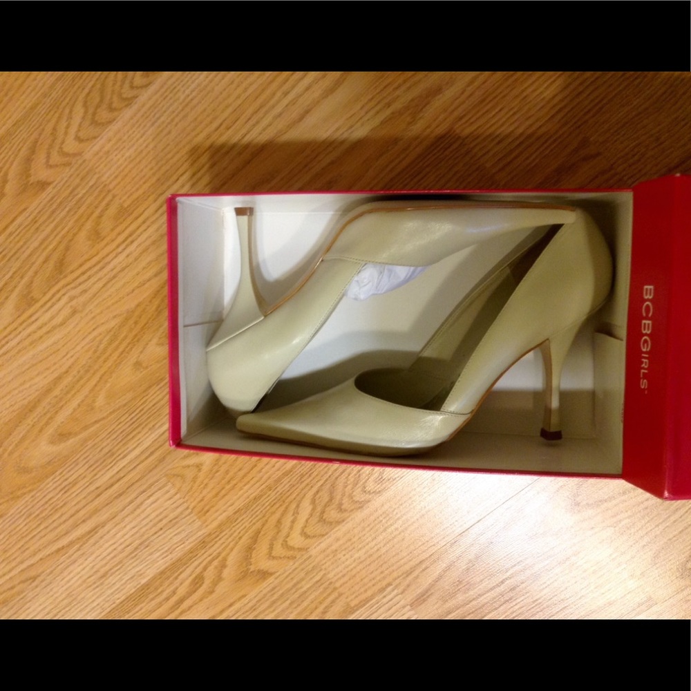 BCBGirls Pumps Heels. Cream/Wheat/Neutral color. NEW!  Unique cut! - Picture 6 of 8